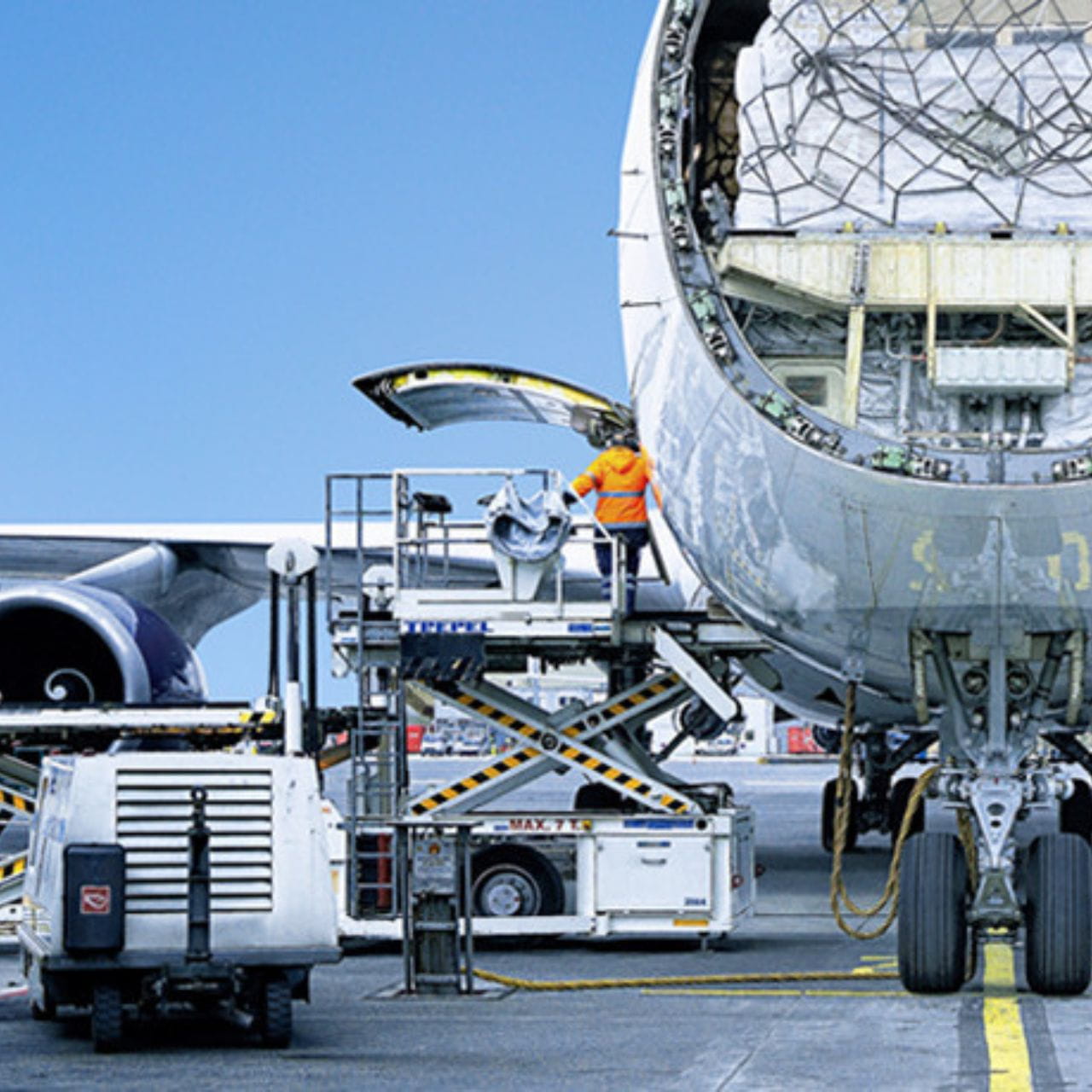 Subiendo carga a avión | DSV